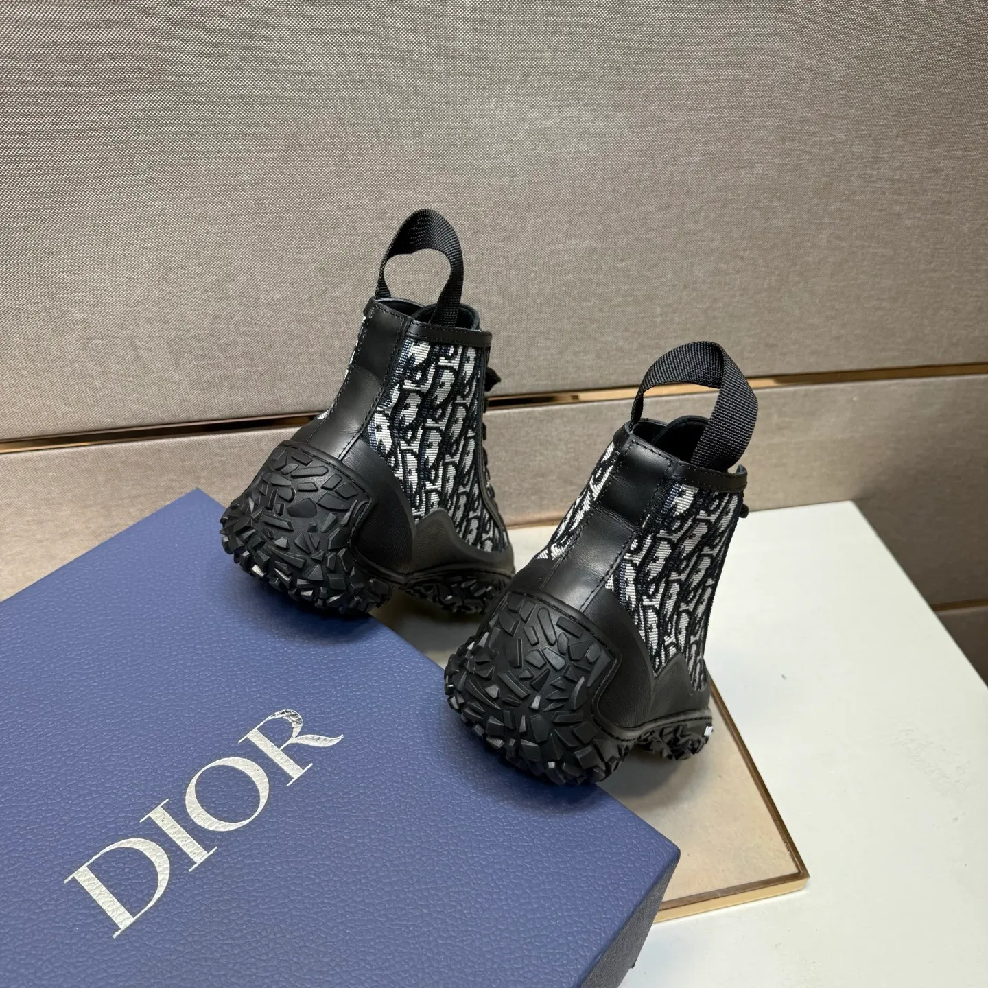 ⬛️Men's shoes 💰p460 [Dior～] Men's casual high-top shoes 2025z cabinet sales simultaneously 🔶Size: 39-44 #️⃣ 🔷2 colors🔜The upper is made of multi-material splicing➕Genuine leather lining, comfortable and breathable, sole: original comfortable and wear-resistant outsole, ⚠️Real shot📱Photographed🎬The real thing is better📢📢📢